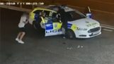 Thug proberen om de politie auto te stelen door twee politieagenten
