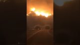 dramático vídeo de una mujer que lleva a través de las llamas en California