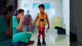 Physiothérapeute déplacé quand un enfant nouveau marche