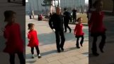 A Shuffle avô dança junto com suas netas