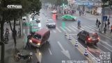 Járókelők apegklwbizoyn nő alatt autó