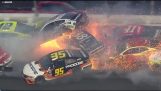 21 bilar kolliderar i loppet Daytona 500