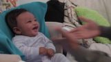 Ein Baby gluckst, als sein Vater rappen
