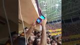 La solidarité entre les fans pour un téléphone cellulaire qui est tombé de la plate-forme