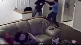 ladrón armado entra en la casa equivocada