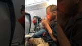Passagiersvliegtuig steekt een sigaret