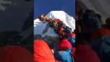 Staart van klimmers op de top van de Mount Everest
