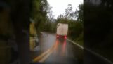 Truck bez brzd ve sjezdu