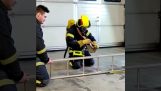 Pompiere addestrato in passaggi stretti