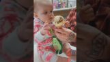 Un bébé essaie d'abord la crème glacée