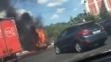 Auto-explosie op de weg (Rusland)