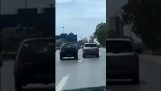 Taistelu kahden kuljettajan välillä tiellä johtaa onnettomuuteen