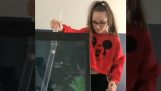 Alimentando um skate em um aquário com outros peixes