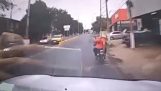 Řidič vidí dva muže krást ženu, a rozhodne se je zastavit