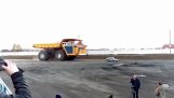 Truck 450 tonnia vs. Auton