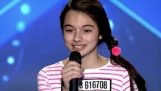 Uma menina de 13 anos ópera cantando