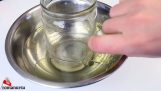 Wie man in einer halben Flasche oder Glas schneiden, mit Hilfe der Physik