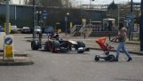 O mașină de Formula 1 pe străzile din Manchester