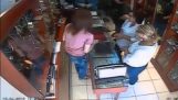 Systematycznych kradzieży w sklep jubilerski w Larisa