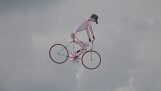एक साइकिल चालक के आकार में पतंग