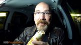 Канадский ест и оценивает шампур