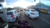 Dve autá blokujú motocyklista
