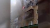 आग से बचाया जा करने के लिए इमारत की पांचवीं मंजिल से कूद गया