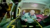 Ataque de tijolo no táxi fere um idoso na cabeça