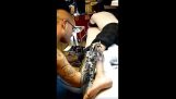 Tatuaje cu o mână artificială