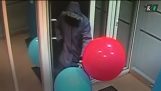 小偷，用气球
