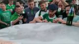 Fanii irlandez repara o masina