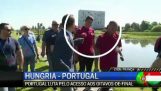 Cristiano Ronaldo flyr en reporter mikrofonen i vann