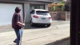 Motorista distraída tentando estacionar um Porsche