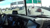Trucker helpt een motosikletistria op snelweg