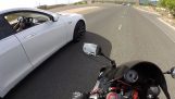 Moto vs Tesla modelo S