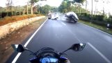Мотоциклетист пада от мотора си за избягване на сблъсък