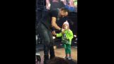 De Bruce Springsteen brengt een meisje van 4 jaar op het podium