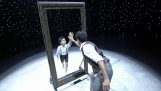Dansende foran spejlet