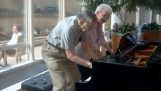 De grootvader en grootmoeder pianospelen