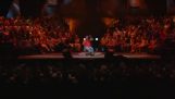 Bobby McFerrin hace una multitud para cantar “Ave María”