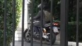 De Minister verlaat de Maximus met zijn motorfiets