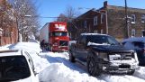 雪の中で捕まってしまったピックアップ トラック レッカー車