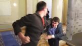 Dos diputados ucranianos pelear en el Parlamento