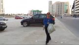 מיליונר קוריאני מנקה הרחובות בכל בוקר