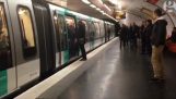 Вентилятори Челсі поставлений кольорові людини від метро
