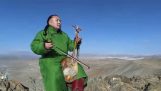 Krku zpěv v horách v Mongolsku