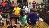 Kinder percussie orkest spelen van Led Zeppelin
