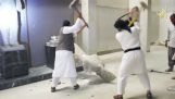 Dżihadziści niszczą starożytnych posągów w Muzeum