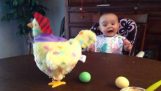 Ребенок испуганно с курицы и яйца