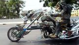 De Predator leidt zijn motorfiets